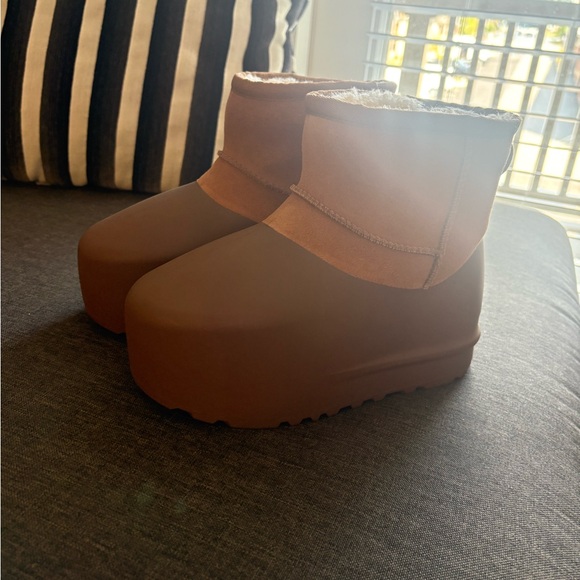 Brown Ugg Mini Pumped Molded Boots - Picture 1 of 5